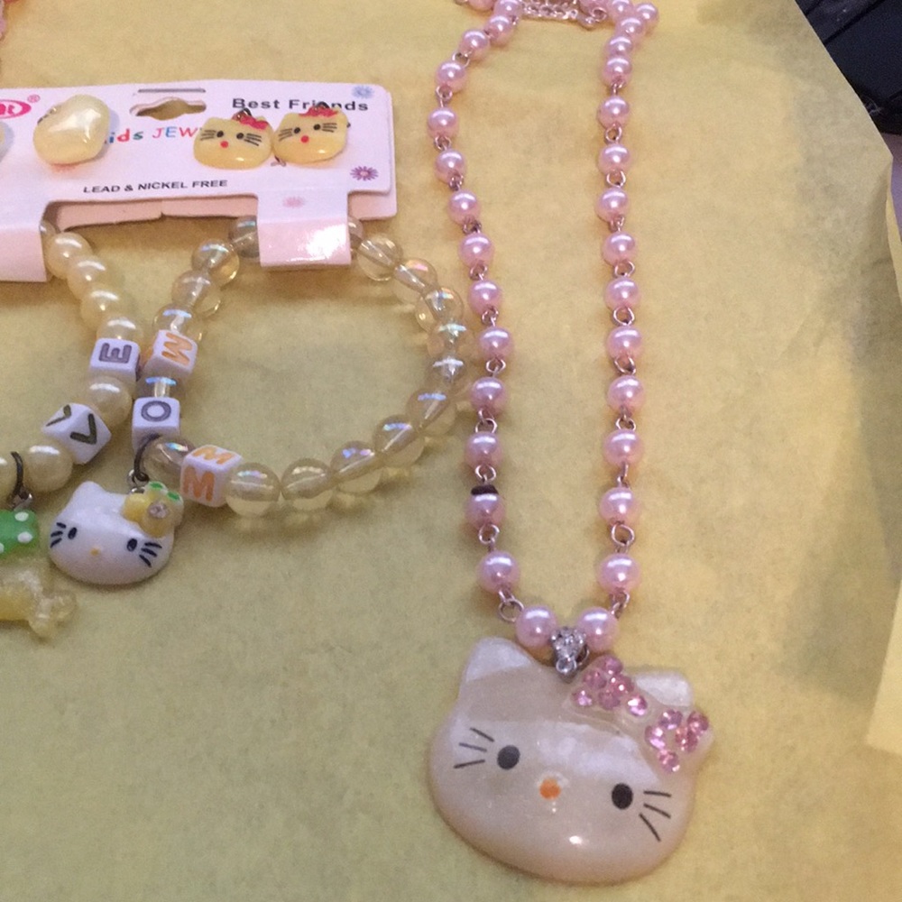 Hello kitty 🐱 - Picture 3 of 3